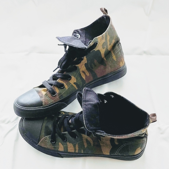 Mossimo Canvas Hi Tops - Picture 2 of 4